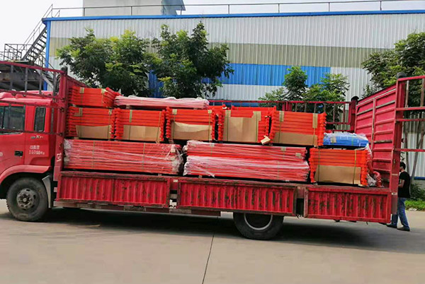 夏日炎炎，從卸貨到貨架安裝完成，安裝團(tuán)隊(duì)斗酷暑艱辛施工